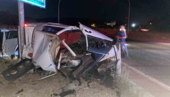 canakkalede feci kaza iki otomobil carpisti 1i agir 3 yarali MuOljF7J