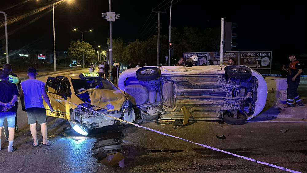 canakkalede feci kaza taksi ile otomobil carpisti cok sayida yarali var 0 4DSTZ2S1
