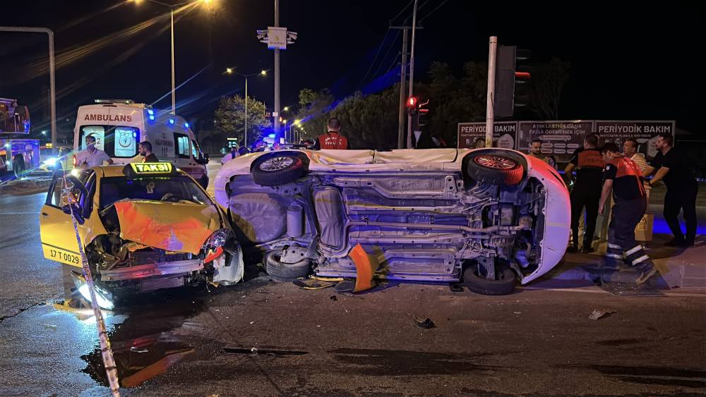 canakkalede feci kaza taksi ile otomobil carpisti cok sayida yarali var 4 3kNiUBwf