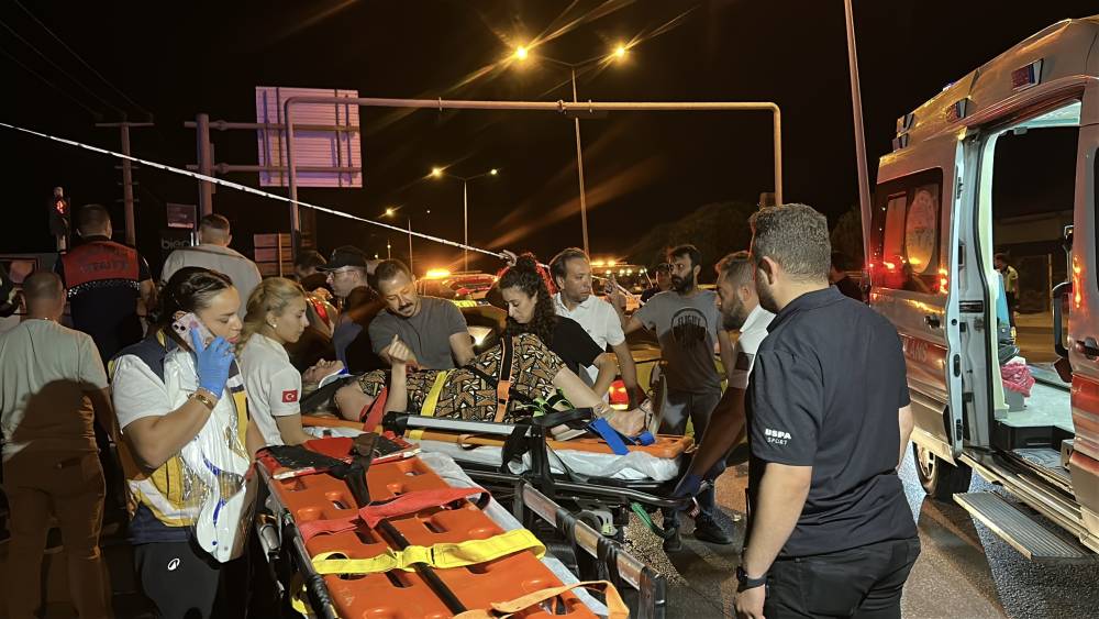 canakkalede feci kaza taksi ile otomobil carpisti cok sayida yarali var 7 A5TES4Il