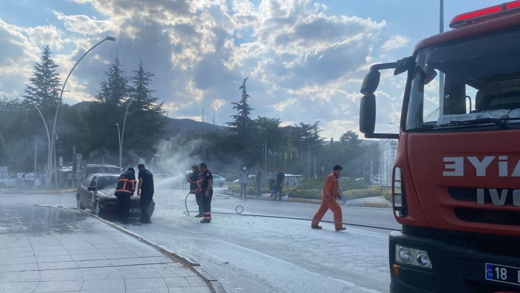 Çankırı'da seyir halindeki otomobil yandı 1 cankirida seyir halindeki otomobil yandi 1EiVSMi8