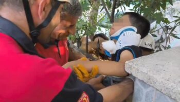 demir korkuluk cocugun koluna saplandi sWGe5LRq