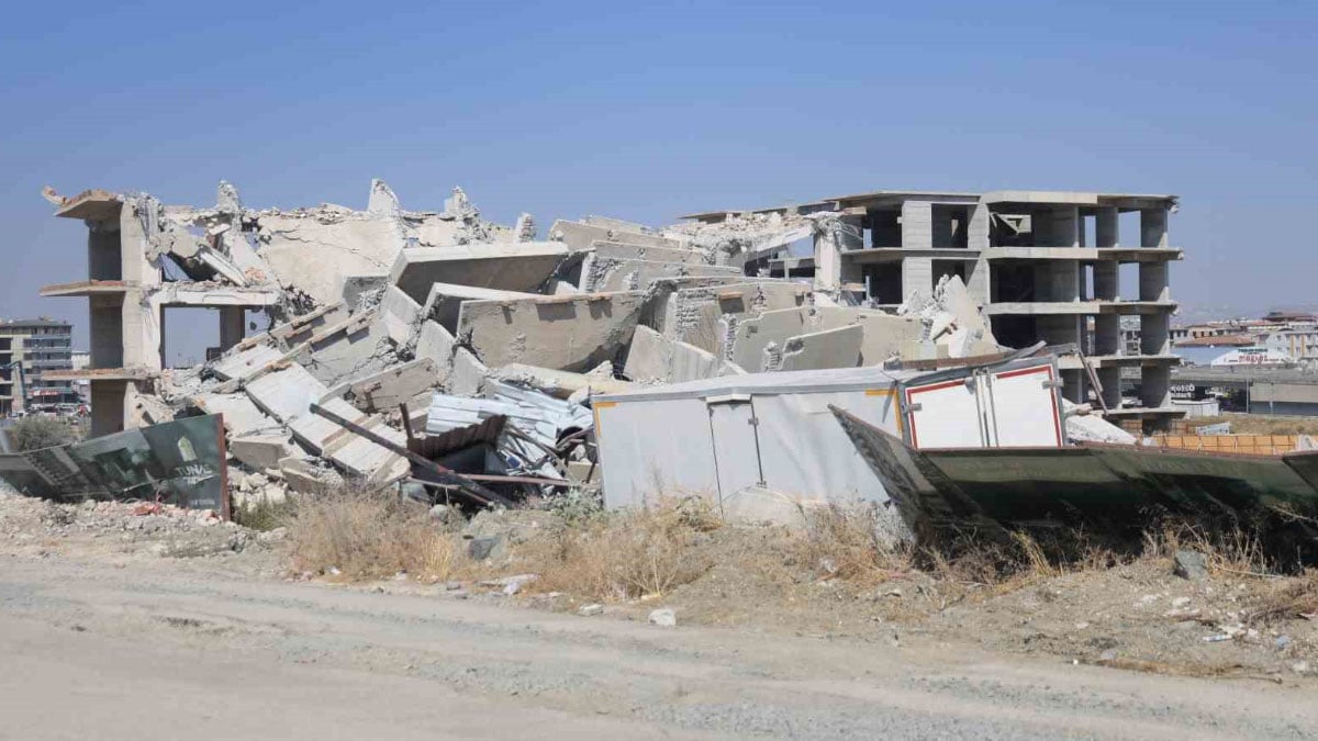 deprem etkisi yasatan 12 katli binanin yerle bir oldugu anlar kamerada 0 57M6BZKX