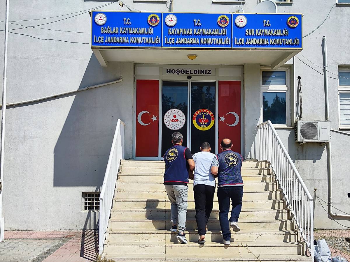 diyarbakirda 45 yil hapis cezasiyla aranan firariler yakalandi 0 MYiqkh1s