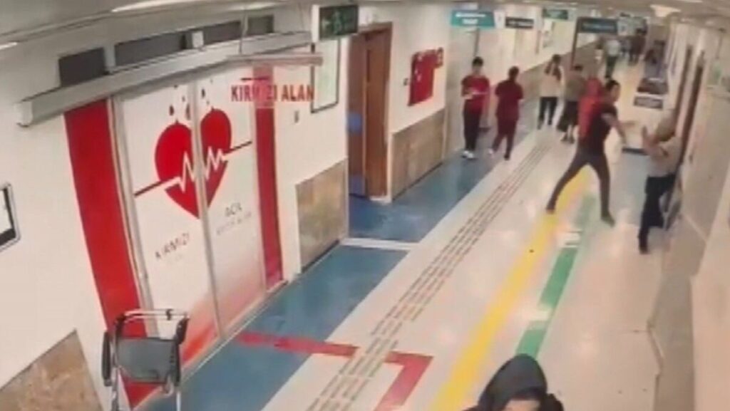 doktor ve guvenlik gorevlisine bicakli saldiri hastanede dehset C2zrPLOI