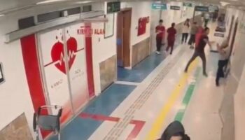 doktor ve guvenlik gorevlisine bicakli saldiri hastanede dehset C2zrPLOI