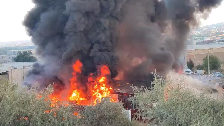 dumanlar gokyuzunu kapladi dev tesis cayir cayir yaniyor 0 2pjmCYhK