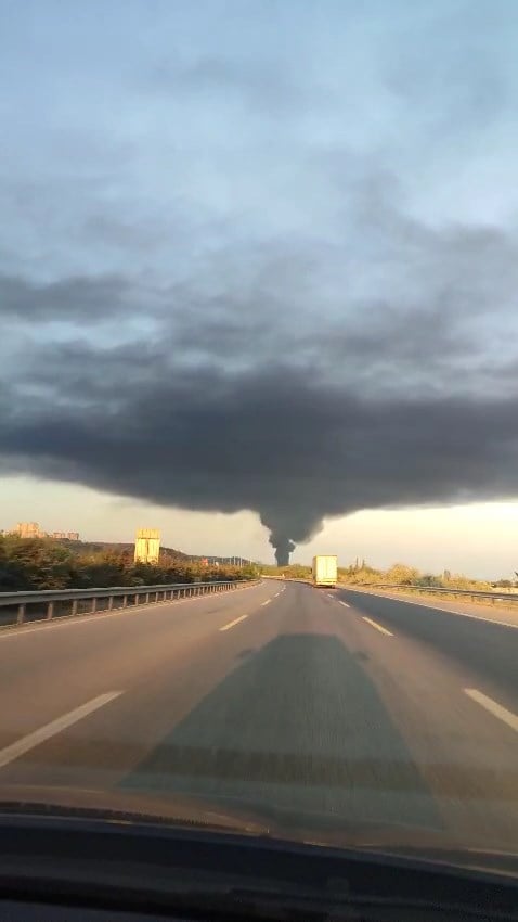 dumanlar gokyuzunu kapladi dev tesis cayir cayir yaniyor 2 3e4nzq58