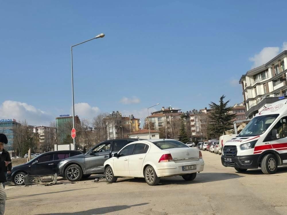 elazigda trafik kazasi 1 yarali 0 AZJIUjHw