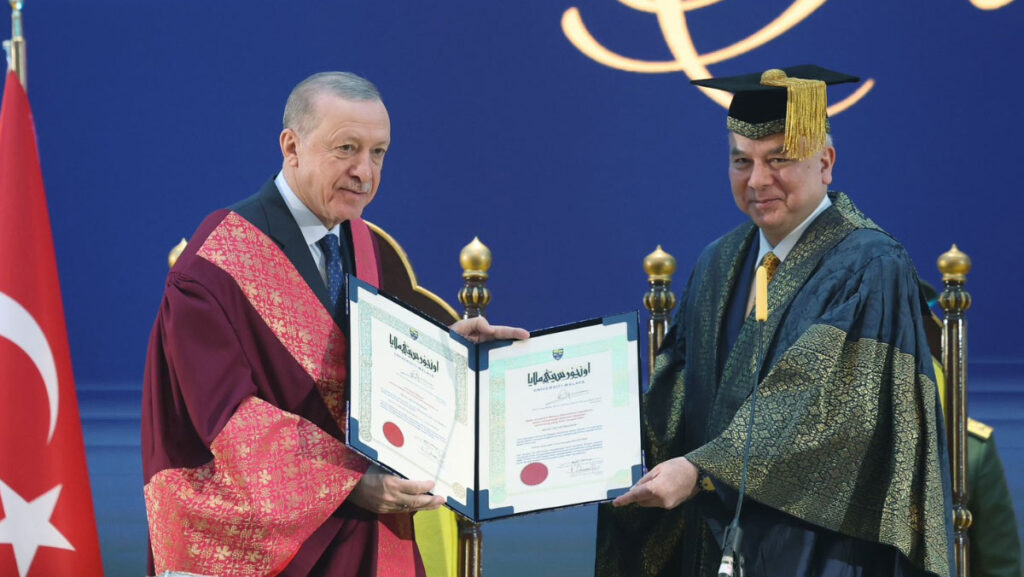 emine erdogandan cumhurbaskani erdogana malezyada fahri doktora berati tevdi edilmesine iliskin paylasim vUQGYGrx