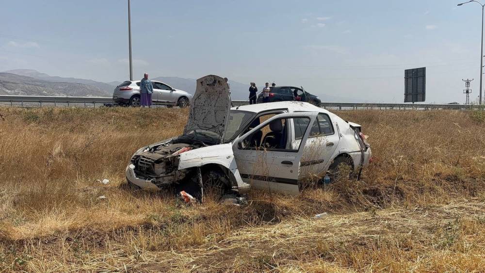 erzincanda feci kaza otomobil sarampole uctusurucusu yaralandi 1 CuXMzMGc