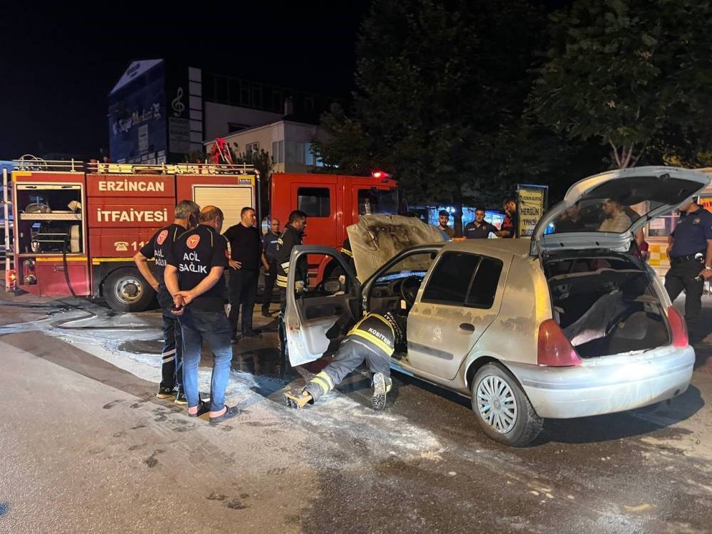 erzincanda gece saatlerinde park halindeyken alev aldi yangin panige neden oldu 0 ukDg8Wv4