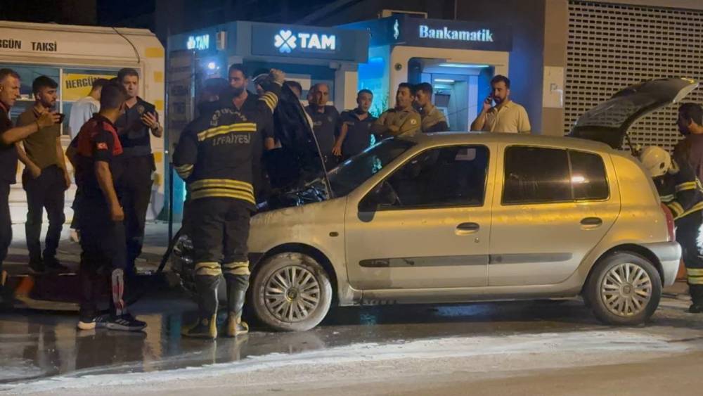 erzincanda gece saatlerinde park halindeyken alev aldi yangin panige neden oldu 1 yVrVMBe6