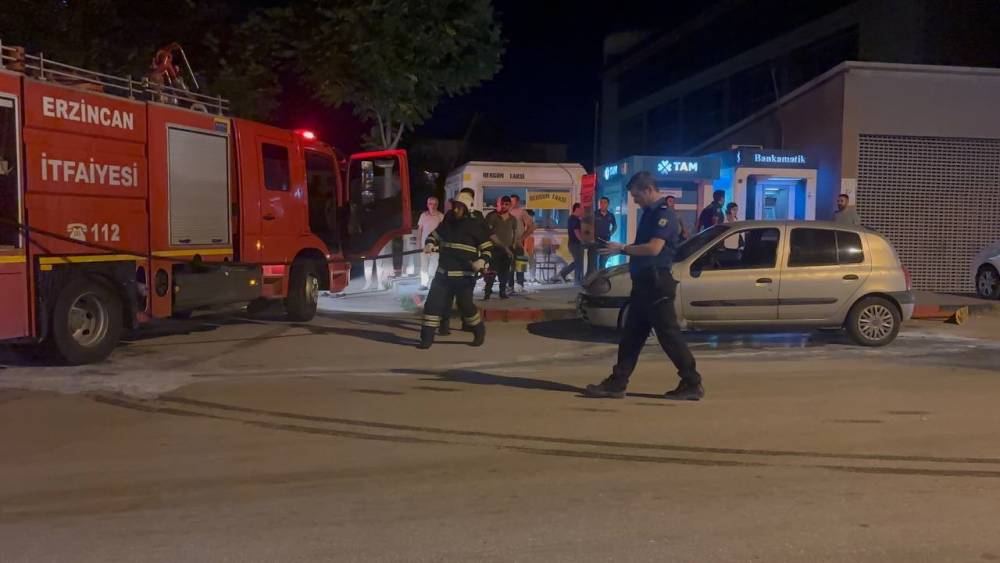 erzincanda gece saatlerinde park halindeyken alev aldi yangin panige neden oldu 2 S8kiTHww