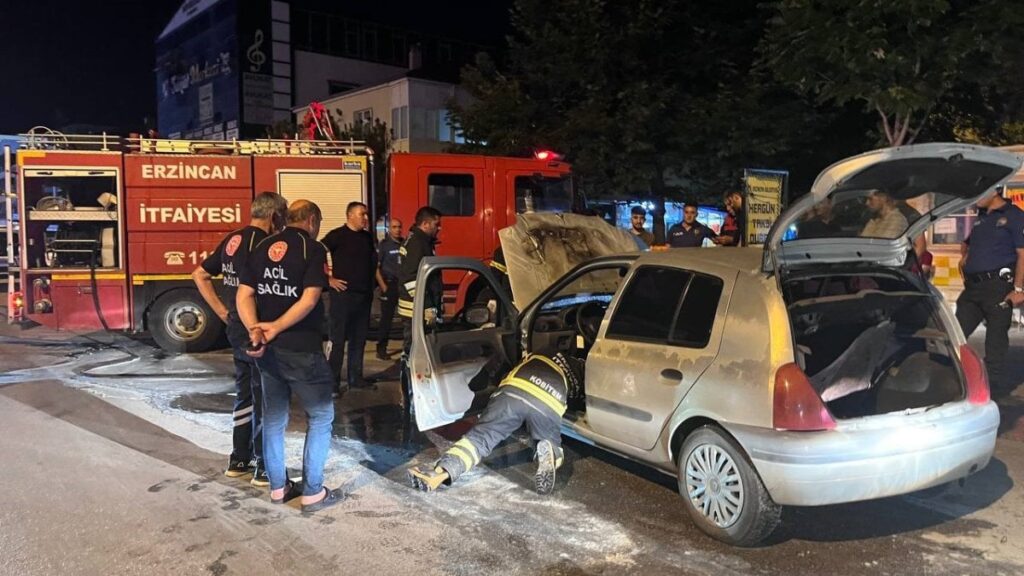 erzincanda gece saatlerinde park halindeyken alev aldi yangin panige neden oldu mJhNnxei