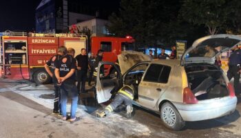 erzincanda gece saatlerinde park halindeyken alev aldi yangin panige neden oldu mJhNnxei