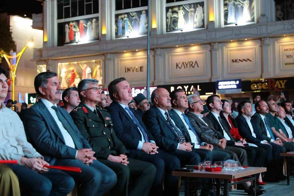 erzincanda vatandaslar 15 temmuzda tek yumruk oldu 4 9Gsum3Q2