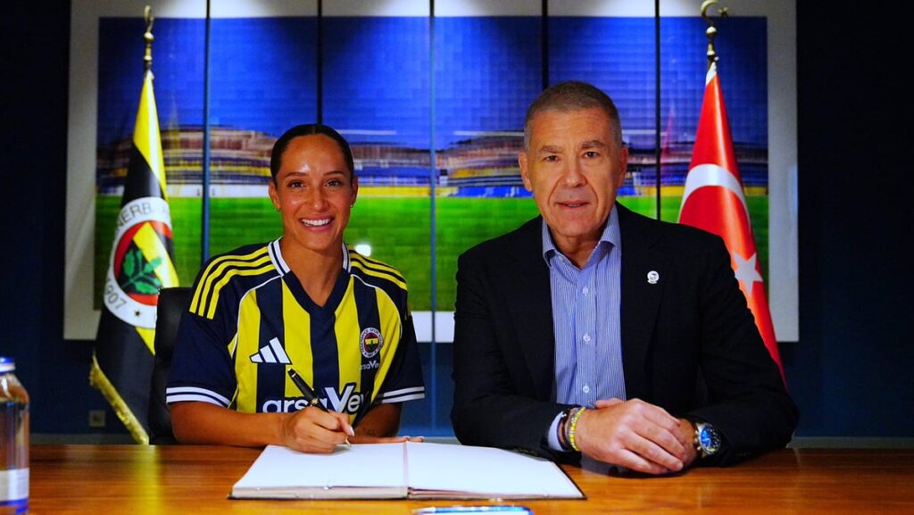 fenerbahce eski galatasarayli yildizla imzaladi lyQ2J14X