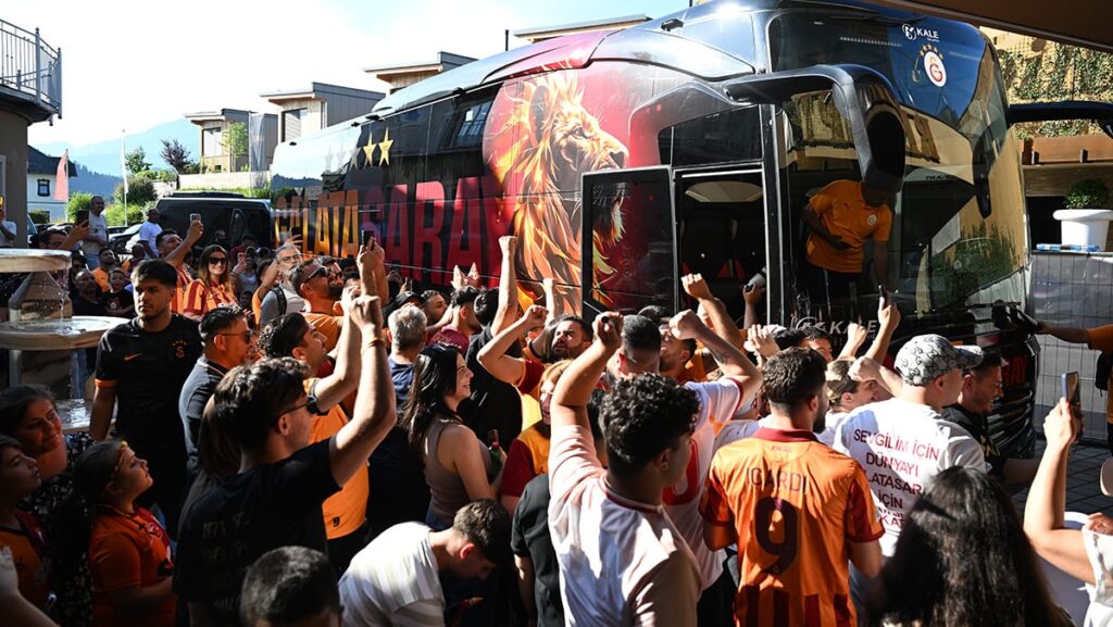 galatasaraya akin osimhen tezahuratli karsilama MGmmNZ3h