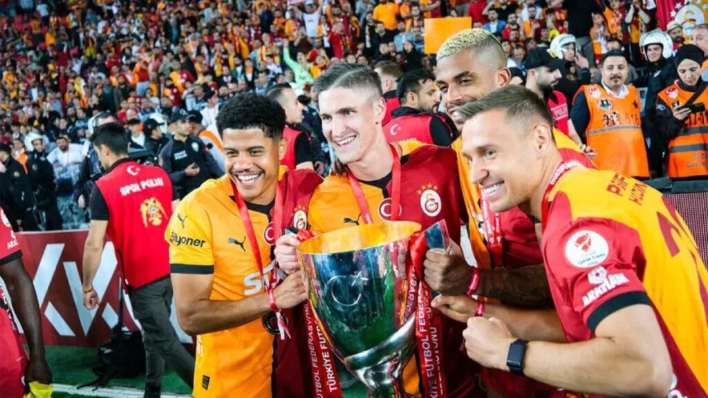 galatasarayda o ismin bileti kesildi menajeri istanbula geldi 72MU24gA