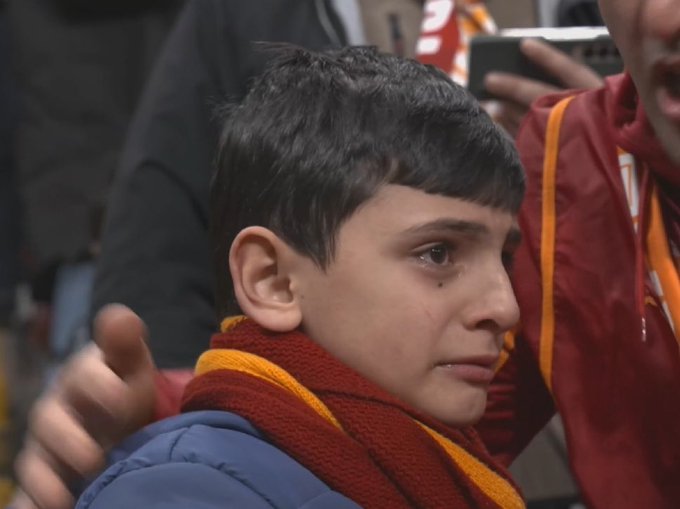 galatasarayli cocuk gozyaslarini tutamadi 0 zWL8TzK3