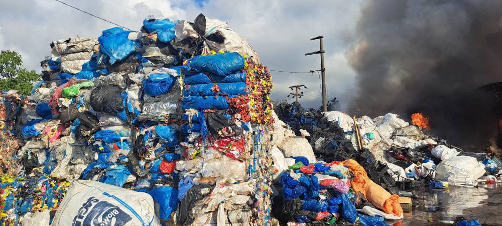 geri donusum tesisinde buyuk yangin ordu itfaiyesi seferber oldu 12 AVIQe1lQ