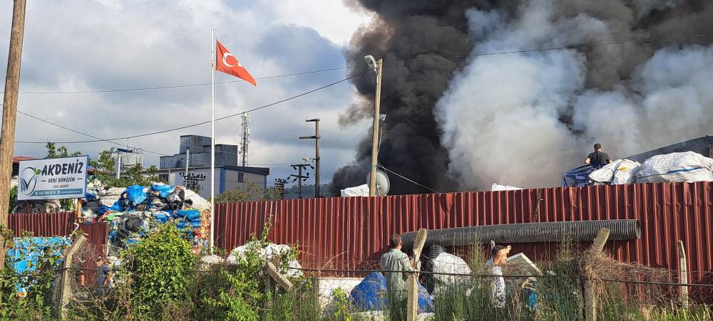 geri donusum tesisinde buyuk yangin ordu itfaiyesi seferber oldu 13 DYFEDcUy