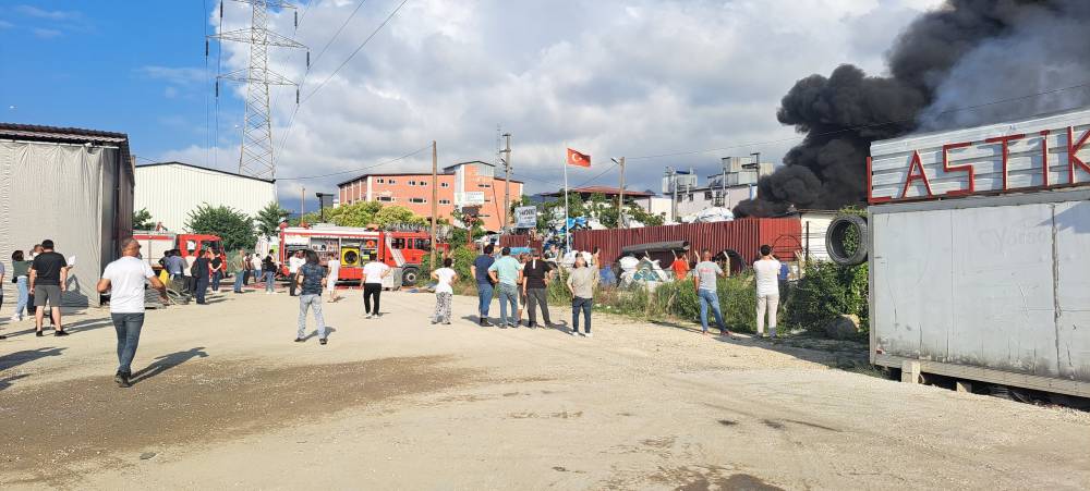 geri donusum tesisinde buyuk yangin ordu itfaiyesi seferber oldu 14 fkIki9fY