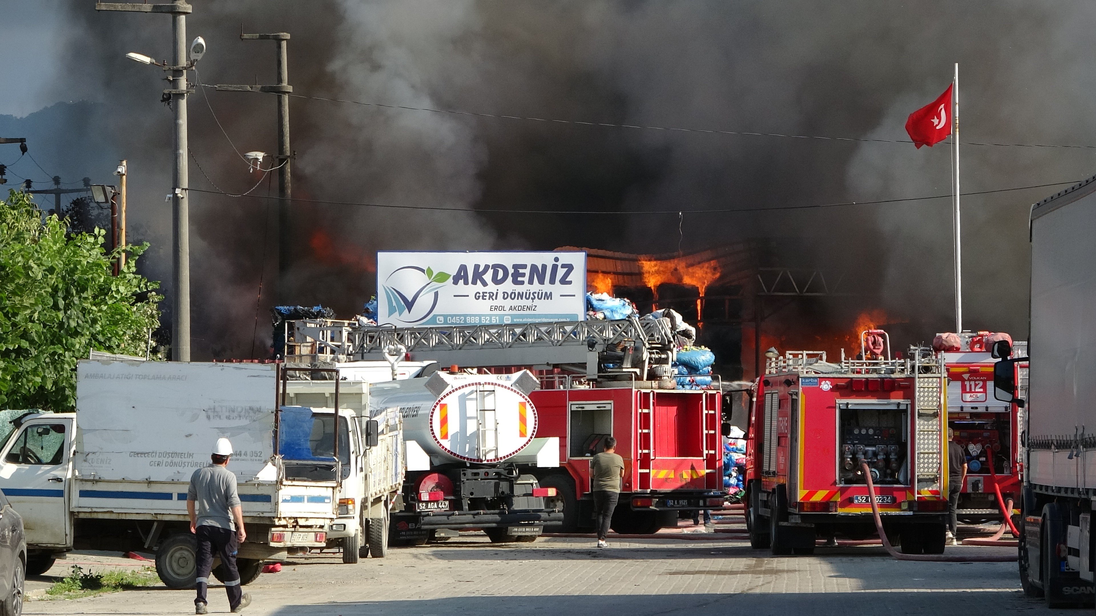 geri donusum tesisinde buyuk yangin ordu itfaiyesi seferber oldu 4 6wnZP6nM
