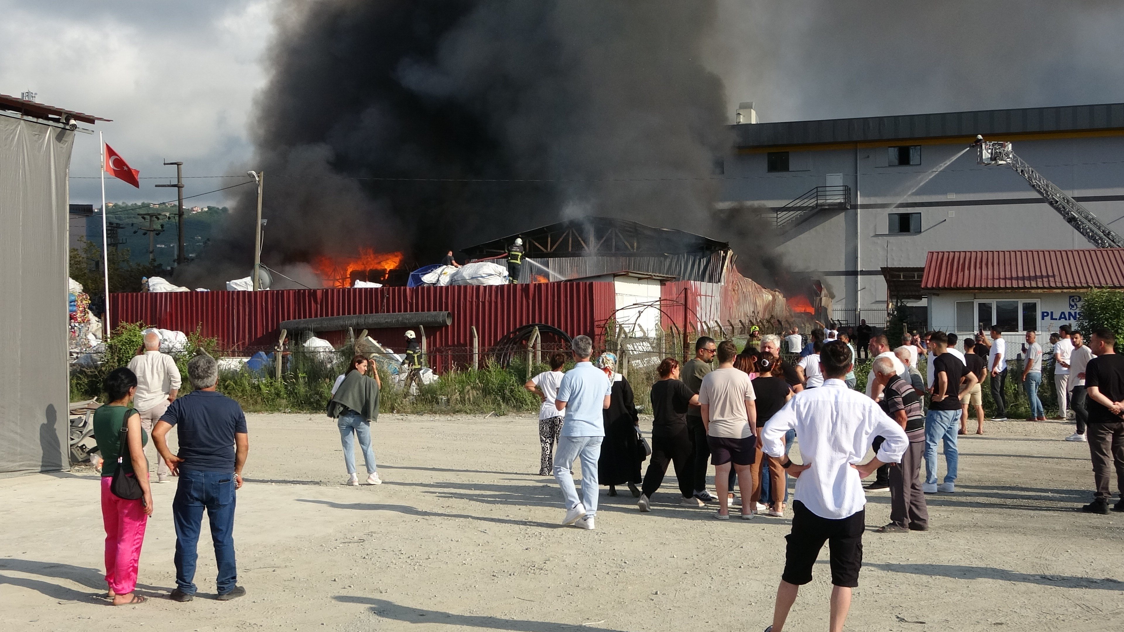 geri donusum tesisinde buyuk yangin ordu itfaiyesi seferber oldu 7 w2RbT59e
