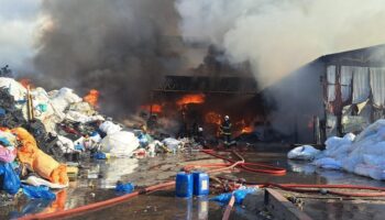 geri donusum tesisinde buyuk yangin ordu itfaiyesi seferber oldu LhgIx4ux