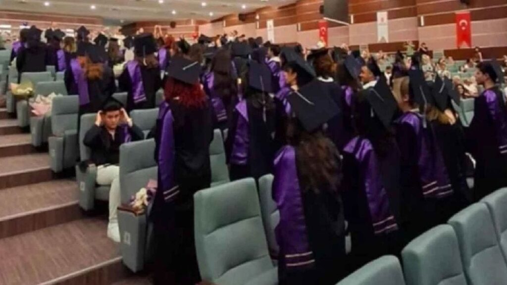 hacettepe universitesi ogrencilerinden diploma toreninde ders gibi protesto LvU36S8B