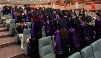 hacettepe universitesi ogrencilerinden diploma toreninde ders gibi protesto LvU36S8B