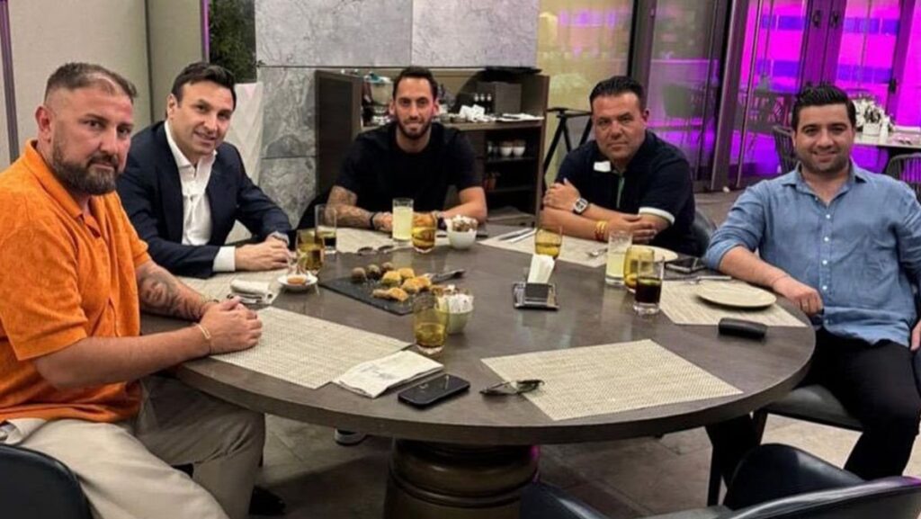hakan calhanoglu galatasarayli is insani ile gorustu w1QPy2YG