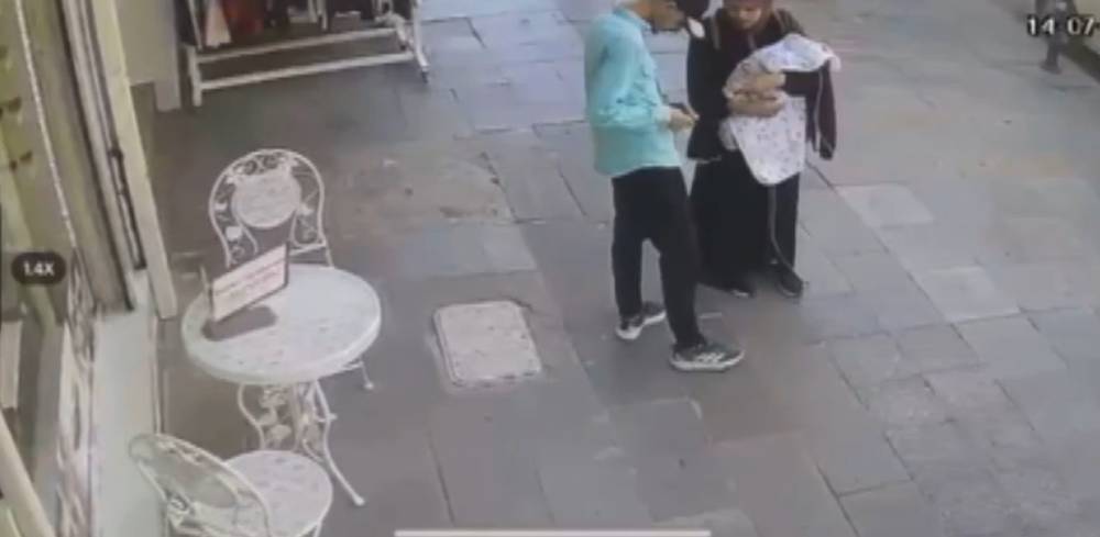 hirsiz altinlari sayarken kameraya yakalandi 0 9QAsLeam