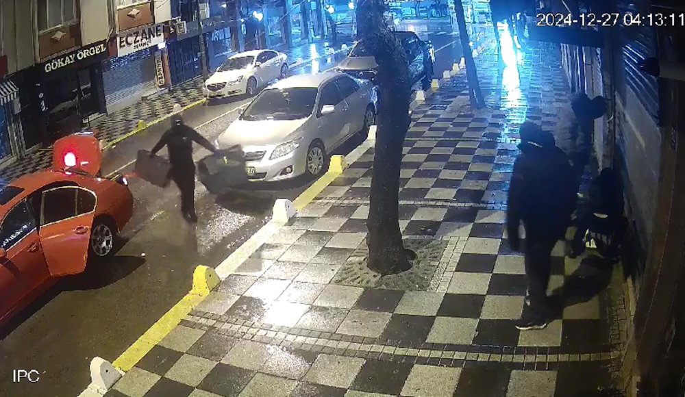 hirsizlar iyice azitti kuyumcu soygununa plastik kasalarla gittiler 5 PEvKHUGc