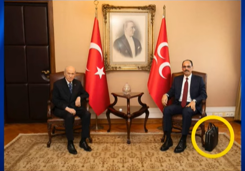 ibrahim kalin devlet bahceli gorusmesinde siyah canta detayi jt2FhLPH