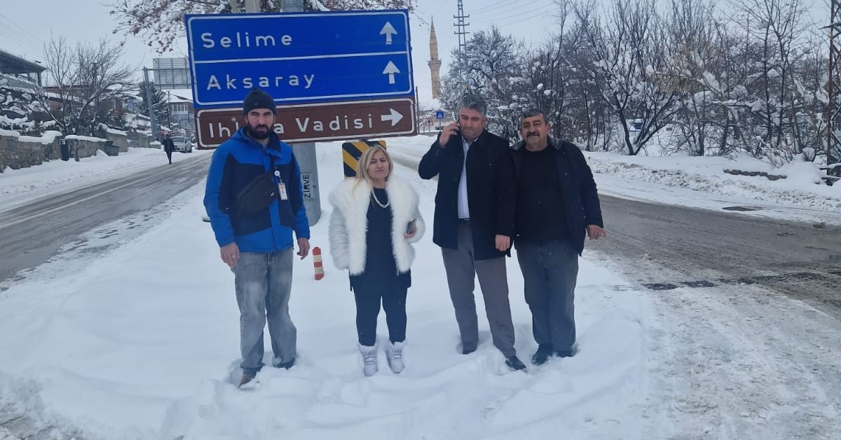 ihlarada kar yagisi hayati olumsuz etkiledi tur otobusu mahsur kaldi 0