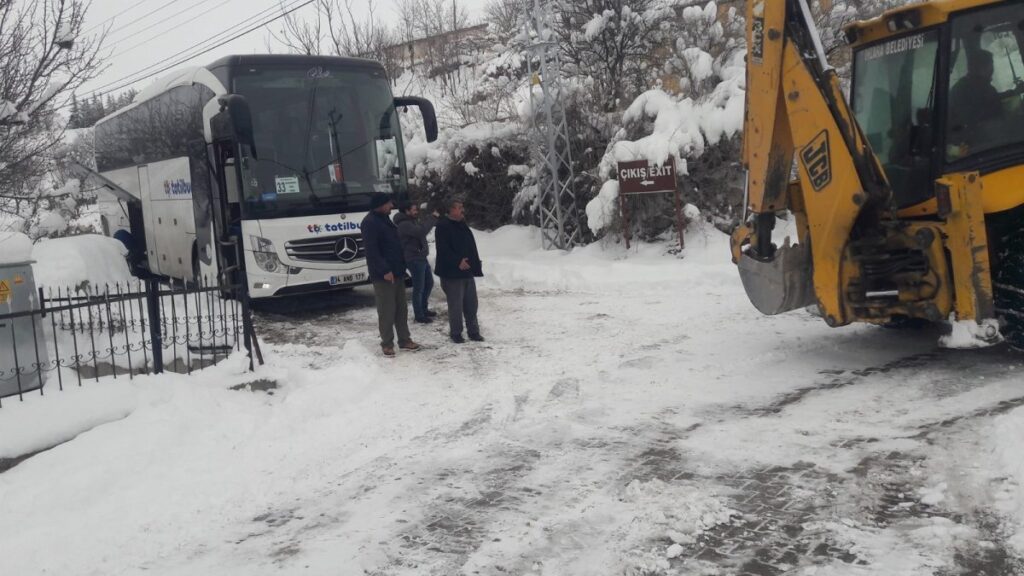 ihlarada kar yagisi hayati olumsuz etkiledi tur otobusu mahsur kaldi rwHfh9kw