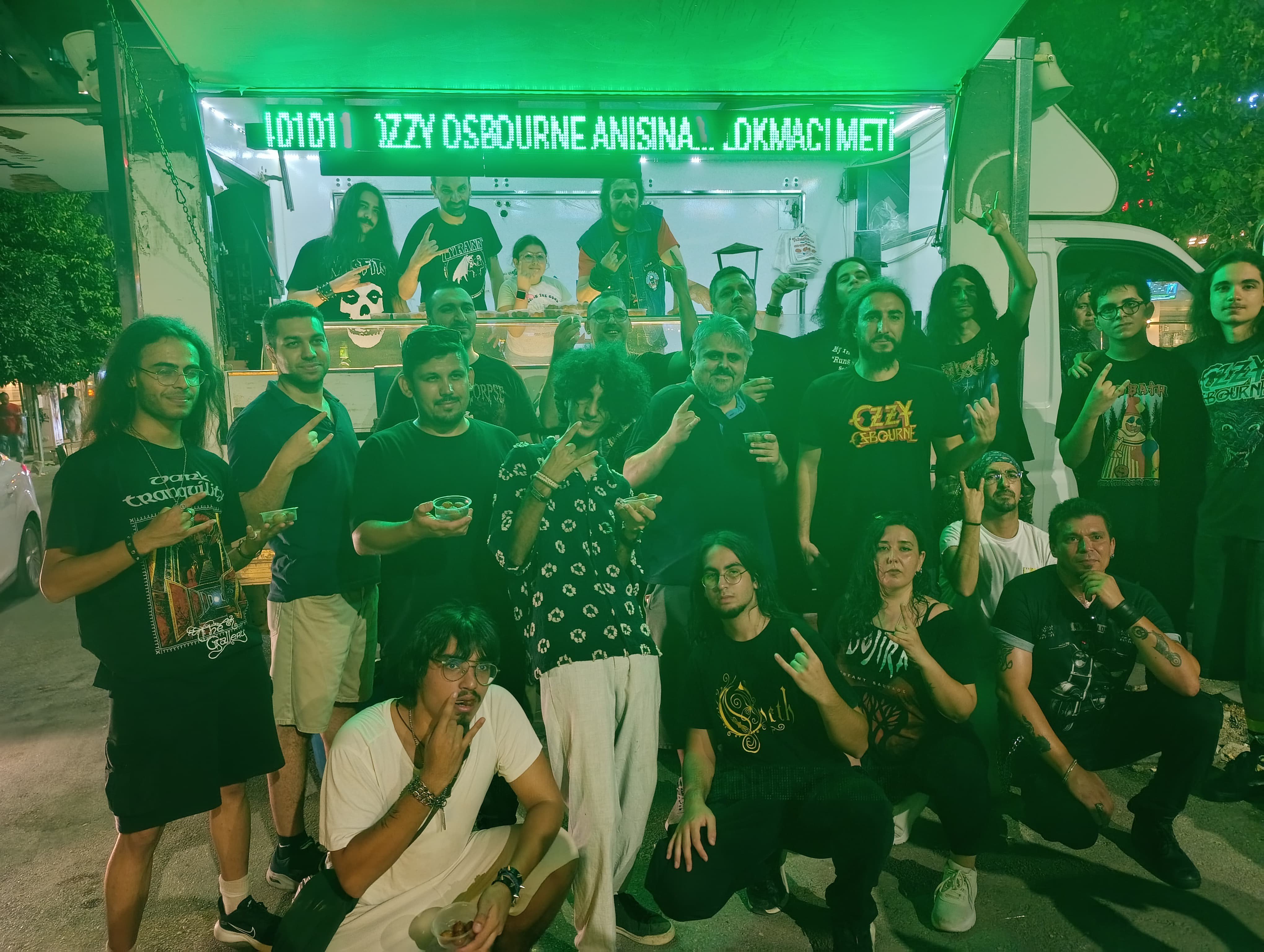 ingiliz efsane ozzy osbourne anisina adanada lokma dagitildi 0 XwrDhrpL