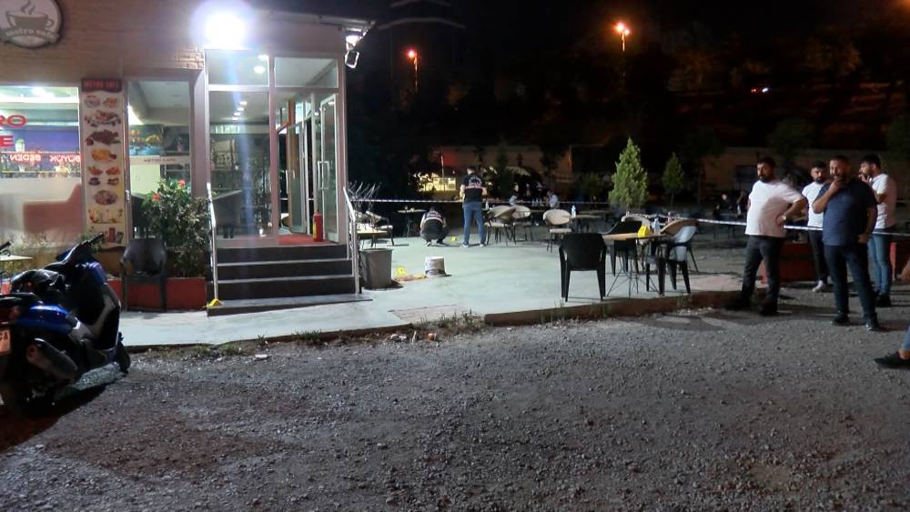 istanbulda gece yarisi dehset metro cikisindaki kafeye silahli saldiri 5 YEHPdNrM