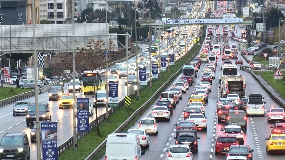 istanbulda haftanin ilk is gununde trafik felc oldu 0 bvmeFeG5