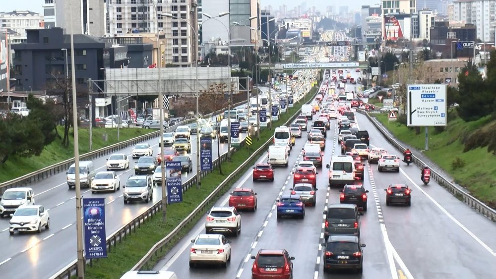 istanbulda haftanin ilk is gununde trafik felc oldu 1 KXAbTMeQ