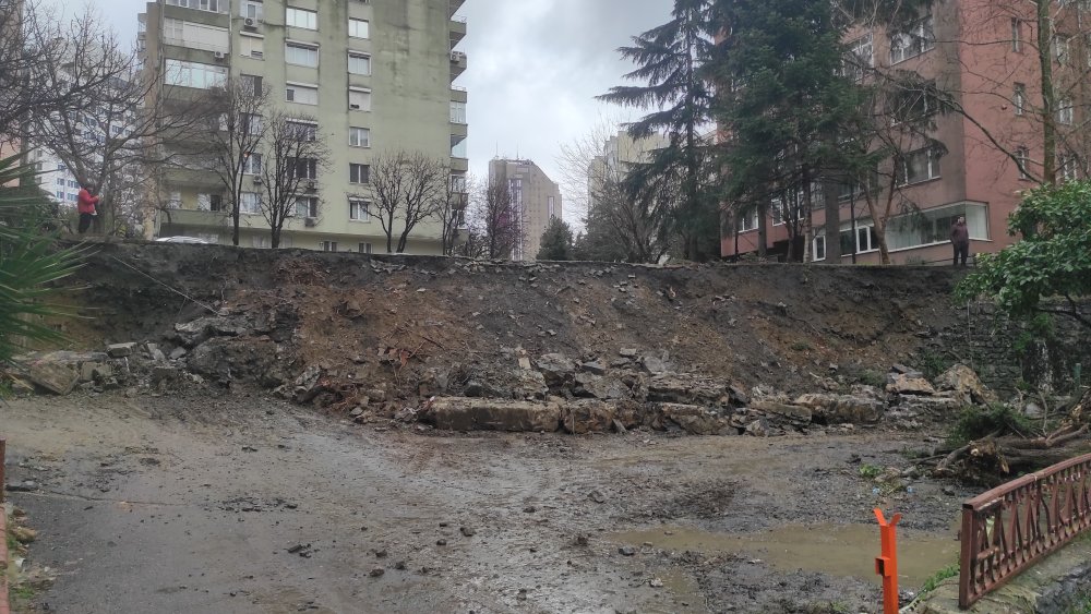 istanbulda luks semtte istinat duvari coktu 8 arac gocuk altinda kaldi 0 l4f85aDe