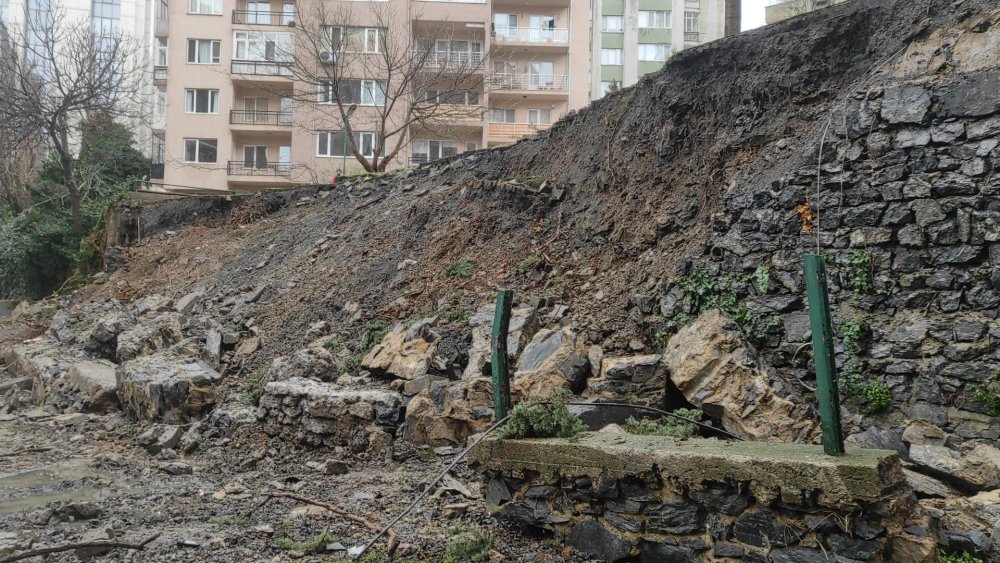 istanbulda luks semtte istinat duvari coktu 8 arac gocuk altinda kaldi 1 6kF1NAuE