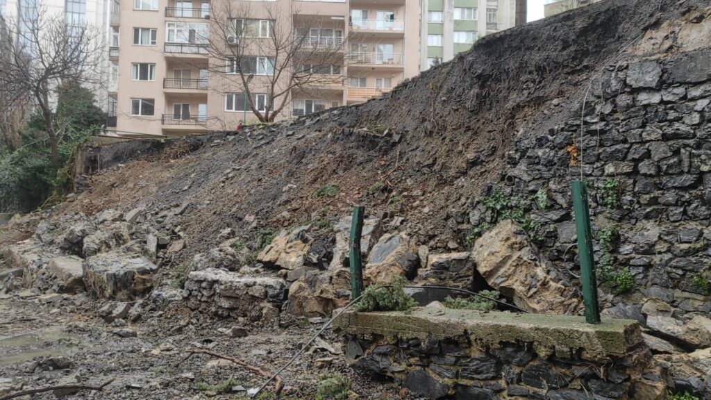 istanbulda luks semtte istinat duvari coktu 8 arac gocuk altinda kaldi vNwWsHEz
