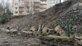 istanbulda luks semtte istinat duvari coktu 8 arac gocuk altinda kaldi vNwWsHEz