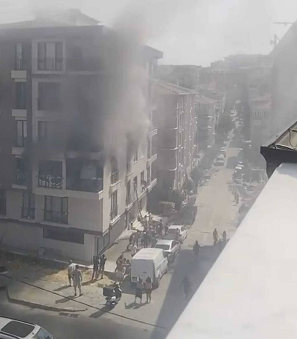 istanbulda yangin dehseti tek tek atladilar 0 UXba22P5