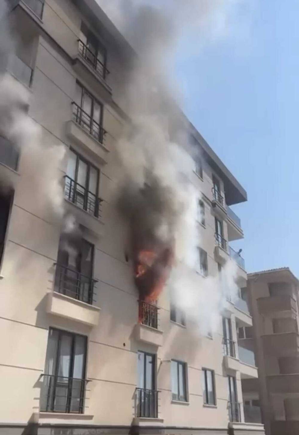istanbulda yangin dehseti tek tek atladilar 1 1d6stidc