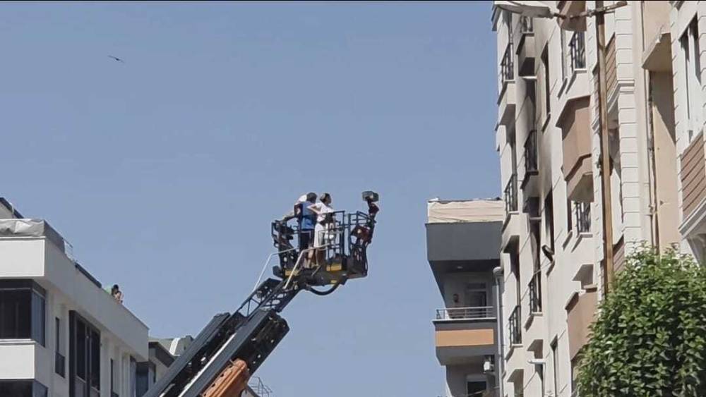istanbulda yangin dehseti tek tek atladilar 2 vvrpL8Tc